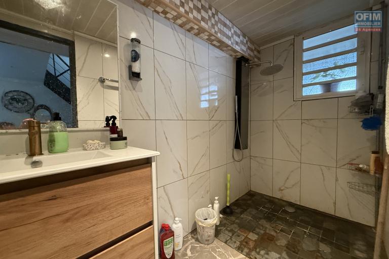 Belle maison F4+ en R+1 r&eacute;nov&eacute;e avec garage, varangues, piscine hors sol, cuisine d'&eacute;t&eacute;, jardin dans un quartier calme &agrave; 200 m d'altitude au centre de la Ravine des Cabris.