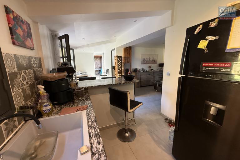 Belle maison F4+ en R+1 r&eacute;nov&eacute;e avec garage, varangues, piscine hors sol, cuisine d'&eacute;t&eacute;, jardin dans un quartier calme &agrave; 200 m d'altitude au centre de la Ravine des Cabris.