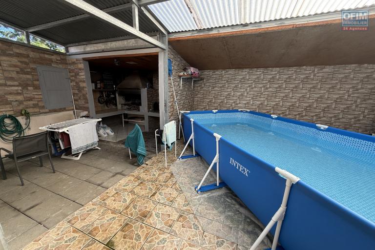 Belle maison F4+ en R+1 r&eacute;nov&eacute;e avec garage, varangues, piscine hors sol, cuisine d'&eacute;t&eacute;, jardin dans un quartier calme &agrave; 200 m d'altitude au centre de la Ravine des Cabris.