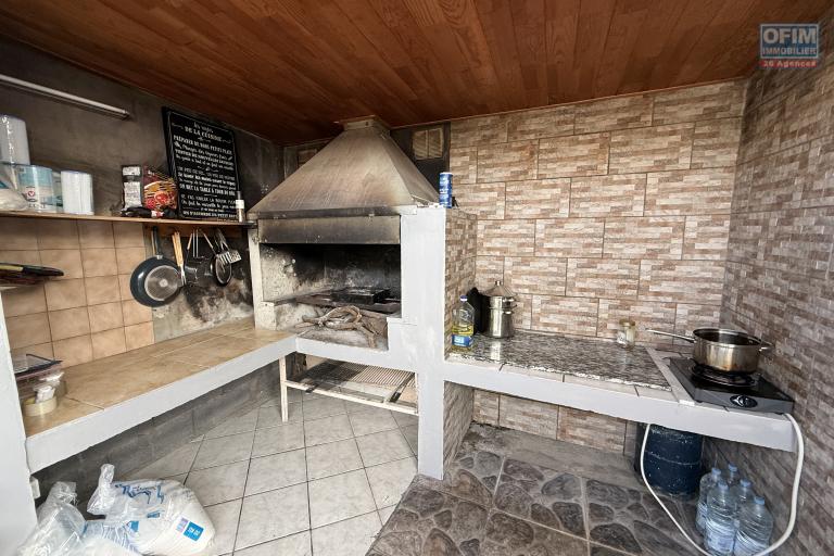 Belle maison F4+ en R+1 r&eacute;nov&eacute;e avec garage, varangues, piscine hors sol, cuisine d'&eacute;t&eacute;, jardin dans un quartier calme &agrave; 200 m d'altitude au centre de la Ravine des Cabris.