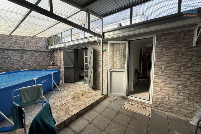 Belle maison F4+ en R+1 r&eacute;nov&eacute;e avec garage, varangues, piscine hors sol, cuisine d'&eacute;t&eacute;, jardin dans un quartier calme &agrave; 200 m d'altitude au centre de la Ravine des Cabris.