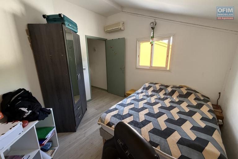 Belle maison F4+ en R+1 r&eacute;nov&eacute;e avec garage, varangues, piscine hors sol, cuisine d'&eacute;t&eacute;, jardin dans un quartier calme &agrave; 200 m d'altitude au centre de la Ravine des Cabris.