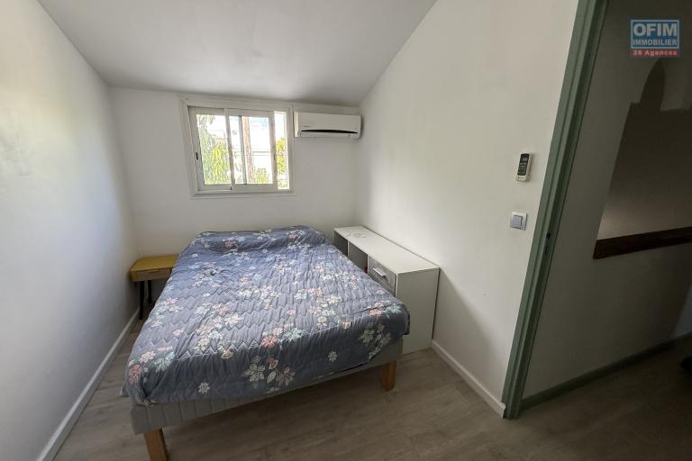 Belle maison F4+ en R+1 r&eacute;nov&eacute;e avec garage, varangues, piscine hors sol, cuisine d'&eacute;t&eacute;, jardin dans un quartier calme &agrave; 200 m d'altitude au centre de la Ravine des Cabris.