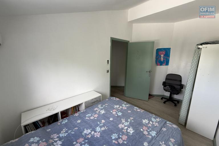 Belle maison F4+ en R+1 r&eacute;nov&eacute;e avec garage, varangues, piscine hors sol, cuisine d'&eacute;t&eacute;, jardin dans un quartier calme &agrave; 200 m d'altitude au centre de la Ravine des Cabris.