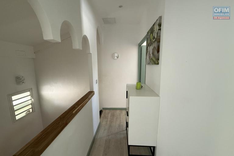 Belle maison F4+ en R+1 r&eacute;nov&eacute;e avec garage, varangues, piscine hors sol, cuisine d'&eacute;t&eacute;, jardin dans un quartier calme &agrave; 200 m d'altitude au centre de la Ravine des Cabris.