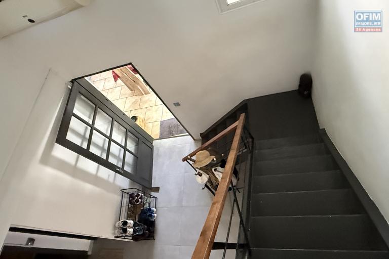 Belle maison F4+ en R+1 r&eacute;nov&eacute;e avec garage, varangues, piscine hors sol, cuisine d'&eacute;t&eacute;, jardin dans un quartier calme &agrave; 200 m d'altitude au centre de la Ravine des Cabris.