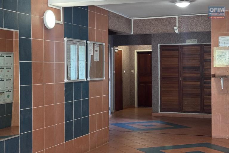 A louer bel appartement F3 rénové sur la résidence CAPELLA sur les bas de la rue Sainte Marie à Saint Denis.