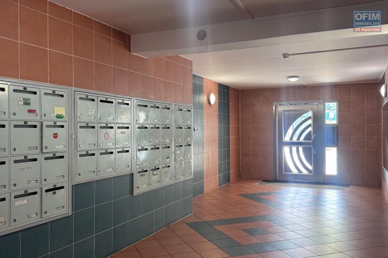 A louer bel appartement F3 rénové sur la résidence CAPELLA sur les bas de la rue Sainte Marie à Saint Denis.