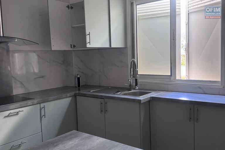 A louer bel appartement F3 rénové sur la résidence CAPELLA sur les bas de la rue Sainte Marie à Saint Denis.