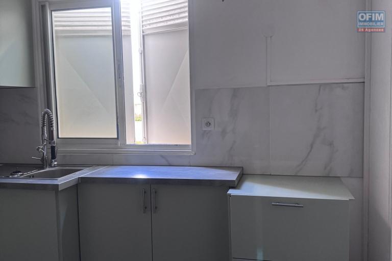 A louer bel appartement r&eacute;nov&eacute; sur la r&eacute;sidence CAPELLA sur les bas de la rue Sainte Marie &agrave; Saint Denis.