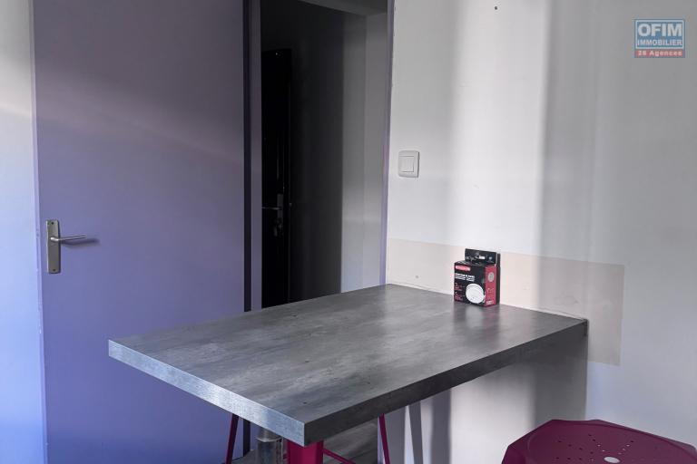 A louer bel appartement F3 rénové sur la résidence CAPELLA sur les bas de la rue Sainte Marie à Saint Denis.