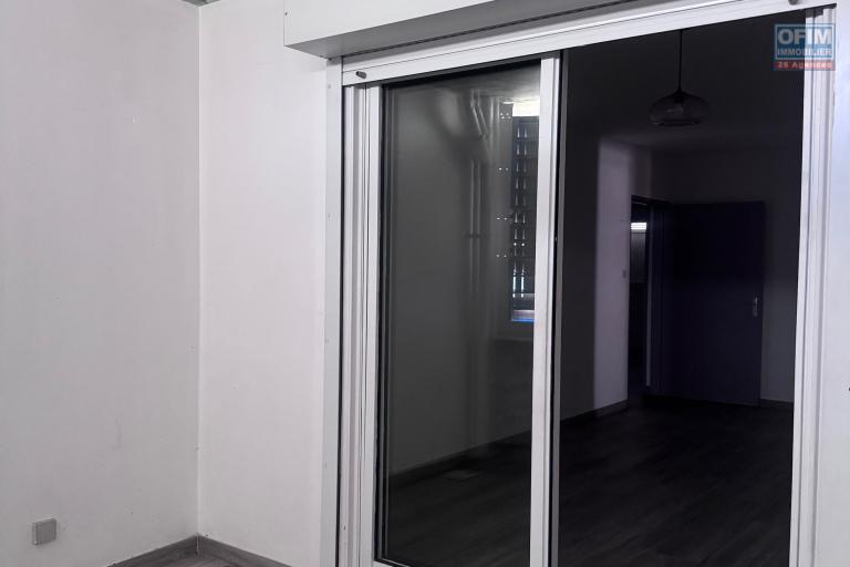 A louer bel appartement F3 rénové sur la résidence CAPELLA sur les bas de la rue Sainte Marie à Saint Denis.