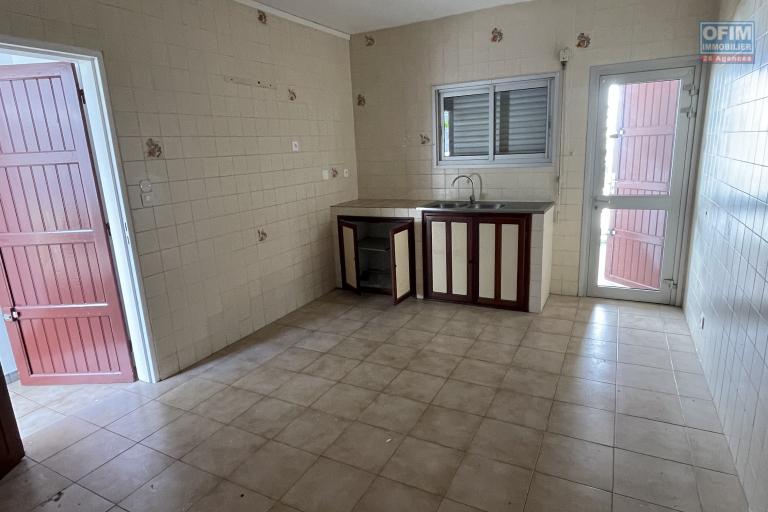 A louer bas de villa centre ville de Sainte Marie