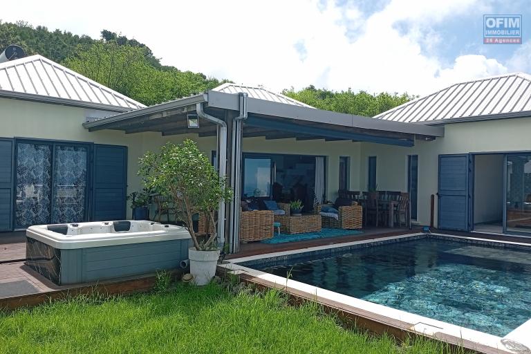A LOUER MAISON MEUBLEE F5 DE 200 M2 AVEC PISCINE ET JACUZZI A PITON ST LEU