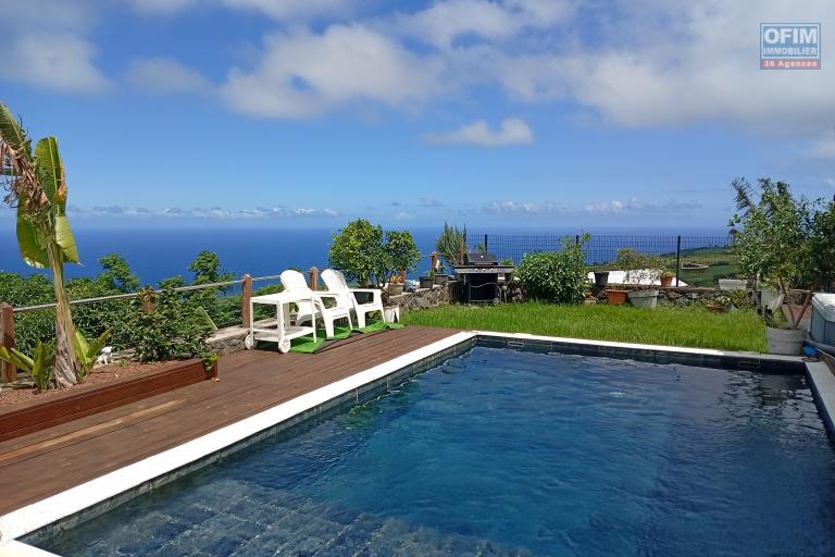 A LOUER MAISON MEUBLEE F5 DE 200 M2 AVEC PISCINE ET JACUZZI A PITON ST LEU