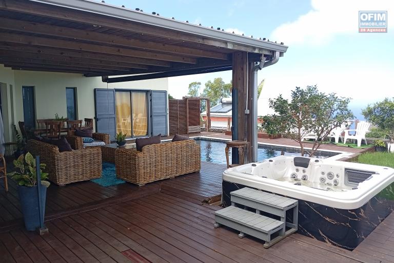 A LOUER MAISON MEUBLEE F5 DE 200 M2 AVEC PISCINE ET JACUZZI A PITON ST LEU