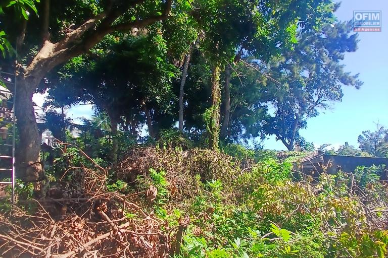 A VENDRE TERRAIN CONSTRUCTIBLE DE 445M2 A SAINT-GILLES LES HAUTS