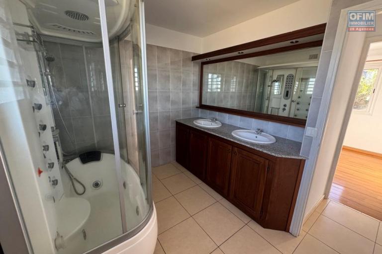 A louer magnifique villa d'environ 120 m² avec vue mer et montagne la Plaine des Cafres 22éme