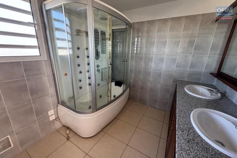 A louer magnifique villa d'environ 120 m² avec vue mer et montagne la Plaine des Cafres 22éme