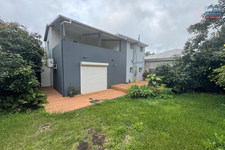 A louer magnifique villa MEUBLEE sur deux niveaux d'environ 124 m&sup2; le tampon 16 &eacute;me