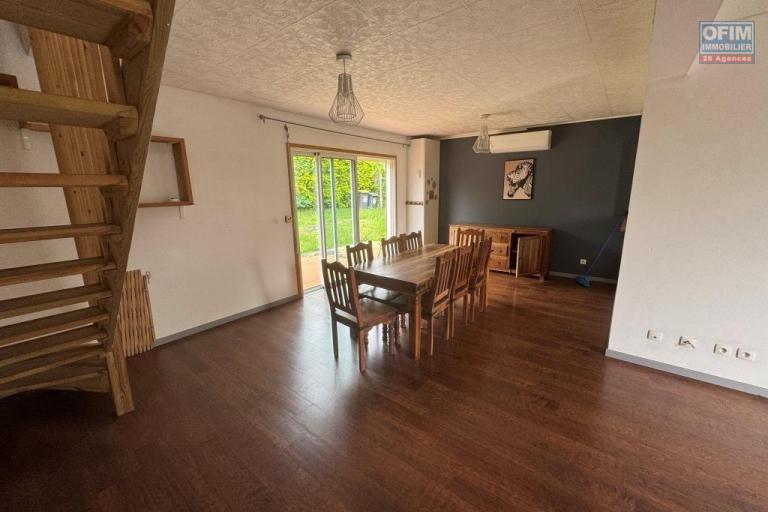 A louer magnifique villa MEUBLEE sur deux niveaux d'environ 124 m&sup2; le tampon 16 &eacute;me