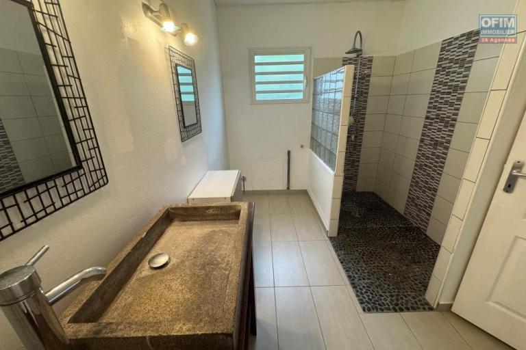 A louer magnifique villa MEUBLEE sur deux niveaux d'environ 124 m&sup2; le tampon 16 &eacute;me
