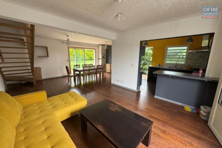 A louer magnifique villa MEUBLEE sur deux niveaux d'environ 124 m&sup2; le tampon 16 &eacute;me