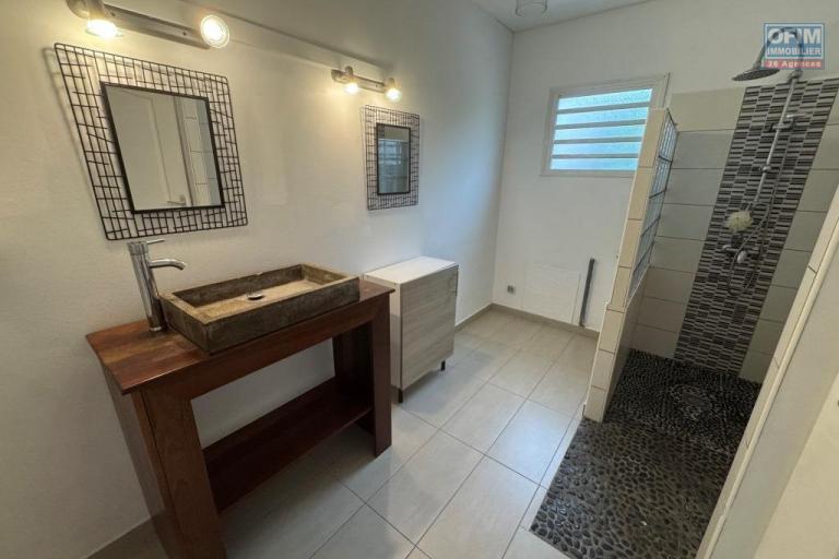 A louer magnifique villa MEUBLEE sur deux niveaux d'environ 124 m&sup2; le tampon 16 &eacute;me