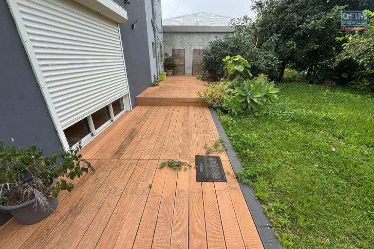A louer magnifique villa MEUBLEE sur deux niveaux d'environ 124 m&sup2; le tampon 16 &eacute;me