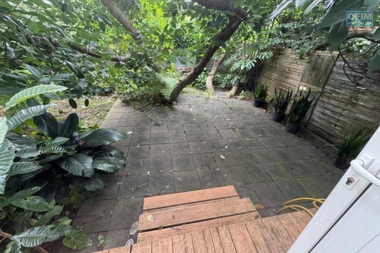 A louer magnifique villa MEUBLEE sur deux niveaux d'environ 124 m&sup2; le tampon 16 &eacute;me