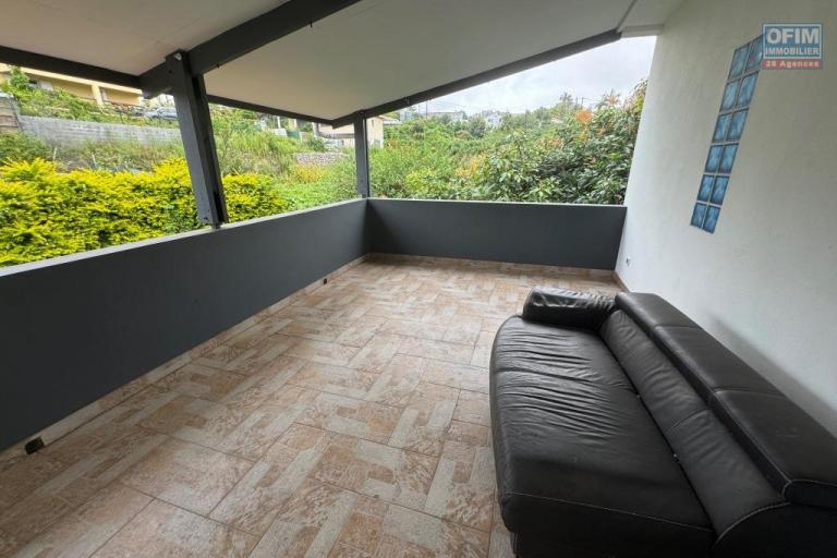 A louer magnifique villa MEUBLEE sur deux niveaux d'environ 124 m&sup2; le tampon 16 &eacute;me