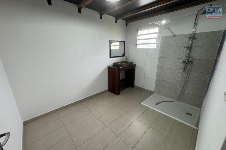 A louer magnifique villa MEUBLEE sur deux niveaux d'environ 124 m&sup2; le tampon 16 &eacute;me