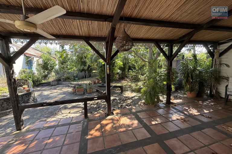 Grande et belle maison bois rénovée, des années 1800, F5+ plain-pied de 140 m² habitables + 40 m² de varangue + deux petites maisons, 2 garages, le tout implanté sur un terrain plat de 912 m²