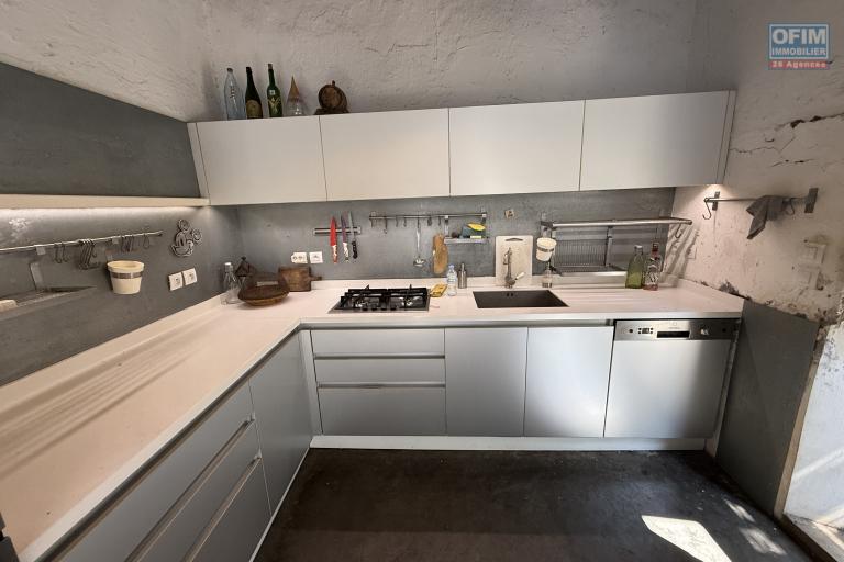 Grande et belle maison bois rénovée, des années 1800, F5+ plain-pied de 140 m² habitables + 40 m² de varangue + deux petites maisons, 2 garages, le tout implanté sur un terrain plat de 912 m²