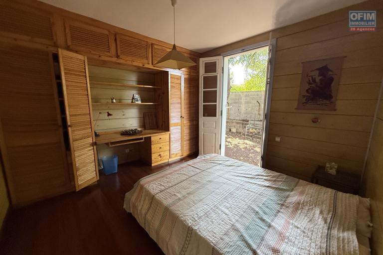 Grande et belle maison bois rénovée, des années 1800, F5+ plain-pied de 140 m² habitables + 40 m² de varangue + deux petites maisons, 2 garages, le tout implanté sur un terrain plat de 912 m²