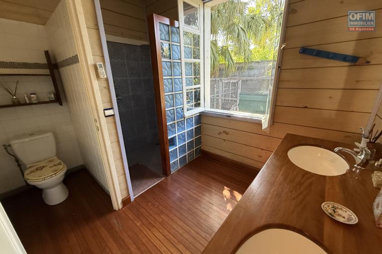 Grande et belle maison bois rénovée, des années 1800, F5+ plain-pied de 140 m² habitables + 40 m² de varangue + deux petites maisons, 2 garages, le tout implanté sur un terrain plat de 912 m²