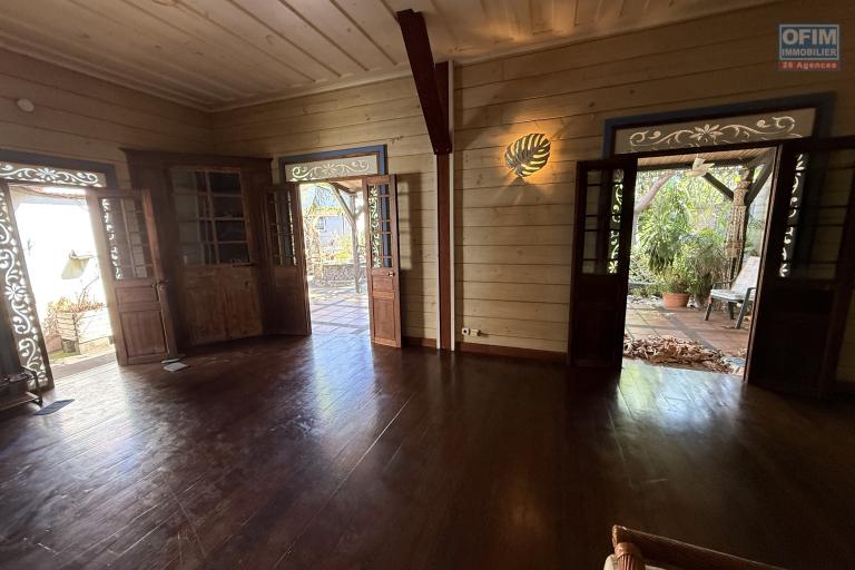 Grande et belle maison bois rénovée, des années 1800, F5+ plain-pied de 140 m² habitables + 40 m² de varangue + deux petites maisons, 2 garages, le tout implanté sur un terrain plat de 912 m²