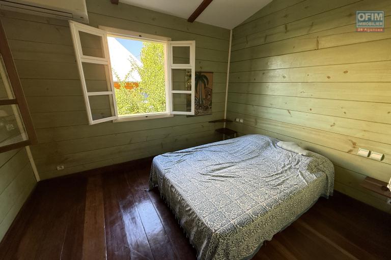 Grande et belle maison bois rénovée, des années 1800, F5+ plain-pied de 140 m² habitables + 40 m² de varangue + deux petites maisons, 2 garages, le tout implanté sur un terrain plat de 912 m²