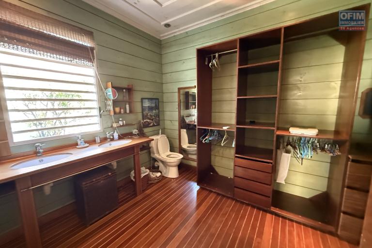 Grande et belle maison bois rénovée, des années 1800, F5+ plain-pied de 140 m² habitables + 40 m² de varangue + deux petites maisons, 2 garages, le tout implanté sur un terrain plat de 912 m²