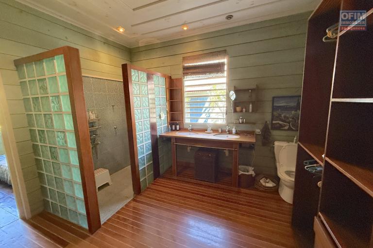 Grande et belle maison bois rénovée, des années 1800, F5+ plain-pied de 140 m² habitables + 40 m² de varangue + deux petites maisons, 2 garages, le tout implanté sur un terrain plat de 912 m²