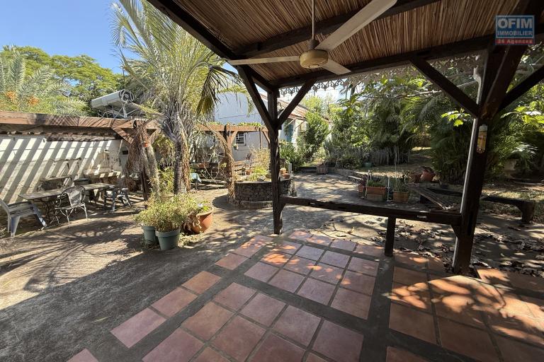 Grande et belle maison bois rénovée, des années 1800, F5+ plain-pied de 140 m² habitables + 40 m² de varangue + deux petites maisons, 2 garages, le tout implanté sur un terrain plat de 912 m²