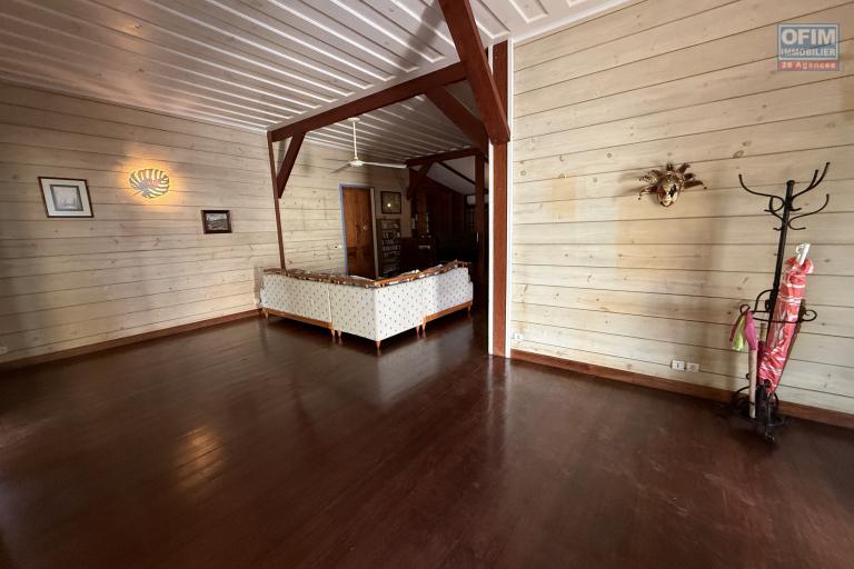 Grande et belle maison bois rénovée, des années 1800, F5+ plain-pied de 140 m² habitables + 40 m² de varangue + deux petites maisons, 2 garages, le tout implanté sur un terrain plat de 912 m²