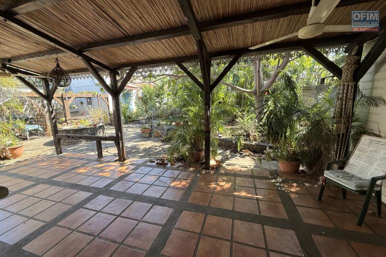 Grande et belle maison bois rénovée, des années 1800, F5+ plain-pied de 140 m² habitables + 40 m² de varangue + deux petites maisons, 2 garages, le tout implanté sur un terrain plat de 912 m²