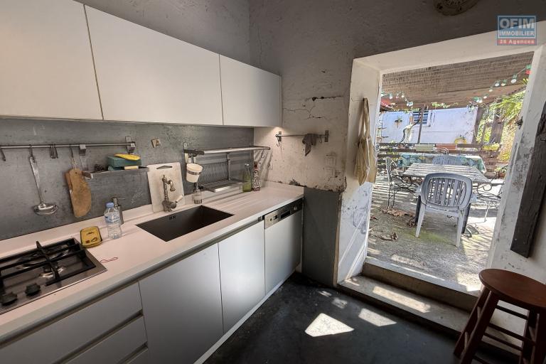 Grande et belle maison bois rénovée, des années 1800, F5+ plain-pied de 140 m² habitables + 40 m² de varangue + deux petites maisons, 2 garages, le tout implanté sur un terrain plat de 912 m²