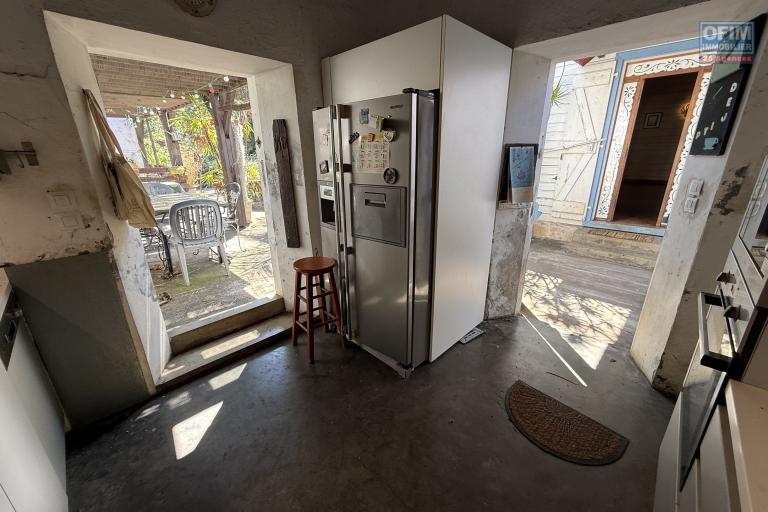 Grande et belle maison bois r&eacute;nov&eacute;e, des ann&eacute;es 1800 situ&eacute;e dans le quartier du Gol, F5+ plain-pied de 140 m&sup2; habitables + 40 m&sup2; de varangue + deux petites maisons, 2 garages, le tout implant&eacute; sur un terrain plat de 912 m&sup2;