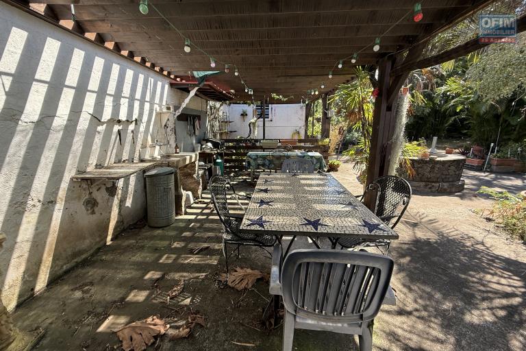 Grande et belle maison bois rénovée, des années 1800, F5+ plain-pied de 140 m² habitables + 40 m² de varangue + deux petites maisons, 2 garages, le tout implanté sur un terrain plat de 912 m²