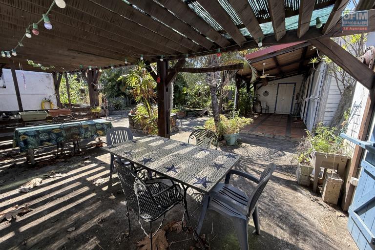 Grande et belle maison bois rénovée, des années 1800, F5+ plain-pied de 140 m² habitables + 40 m² de varangue + deux petites maisons, 2 garages, le tout implanté sur un terrain plat de 912 m²