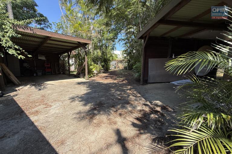 Grande et belle maison bois rénovée, des années 1800, F5+ plain-pied de 140 m² habitables + 40 m² de varangue + deux petites maisons, 2 garages, le tout implanté sur un terrain plat de 912 m²