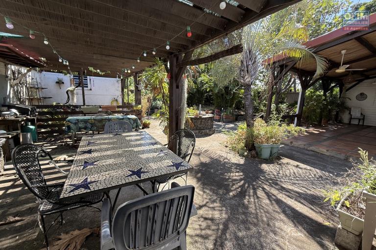 Grande et belle maison bois rénovée, des années 1800, F5+ plain-pied de 140 m² habitables + 40 m² de varangue + deux petites maisons, 2 garages, le tout implanté sur un terrain plat de 912 m²