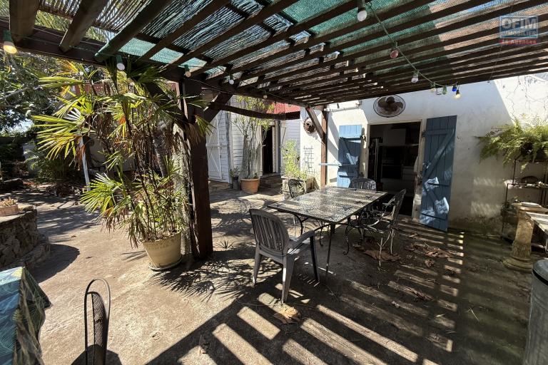 Grande et belle maison bois rénovée, des années 1800, F5+ plain-pied de 140 m² habitables + 40 m² de varangue + deux petites maisons, 2 garages, le tout implanté sur un terrain plat de 912 m²